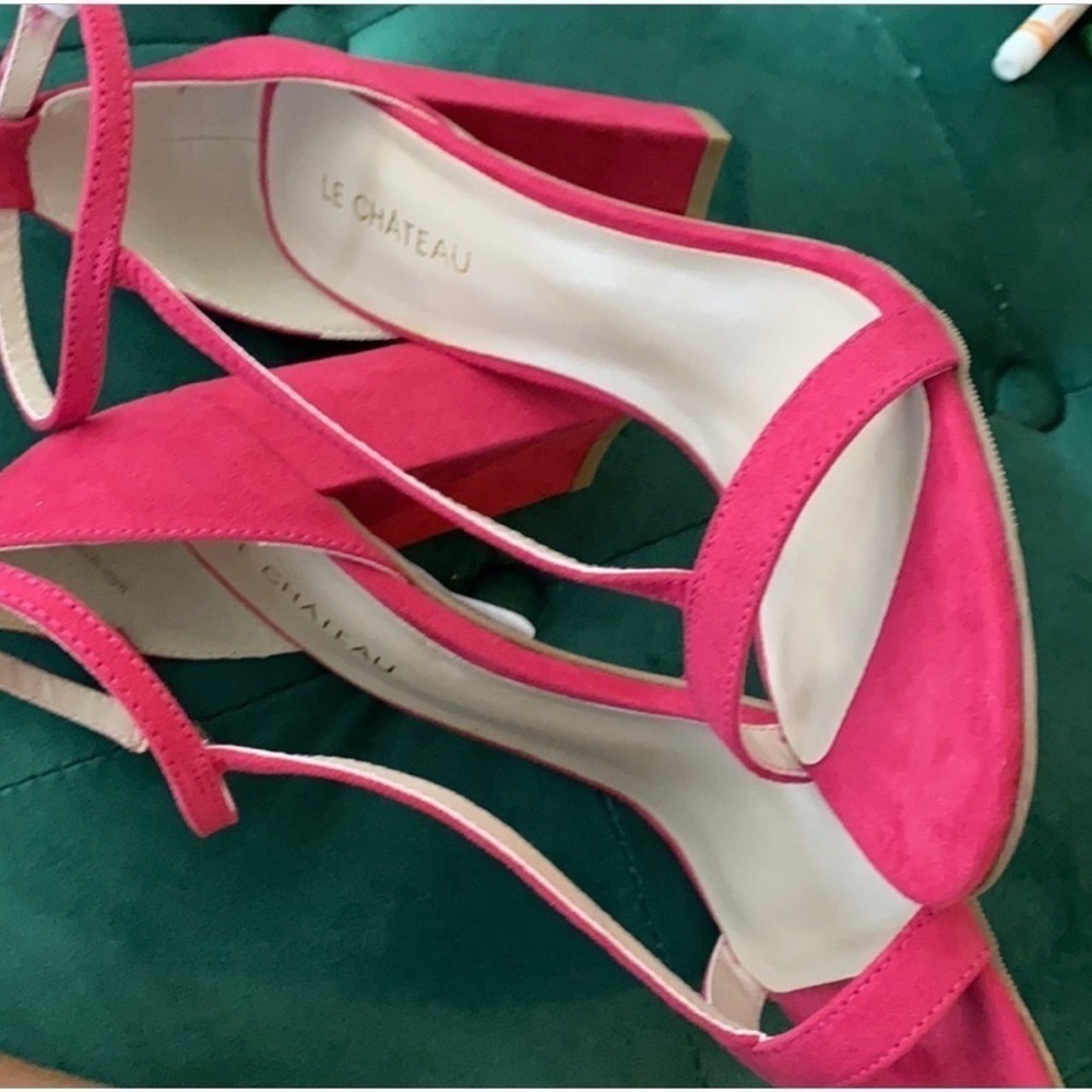 Le Chateau Hot Pink T-Strap Chunky Heel Sandals Size 7 - Picture 16 of 16